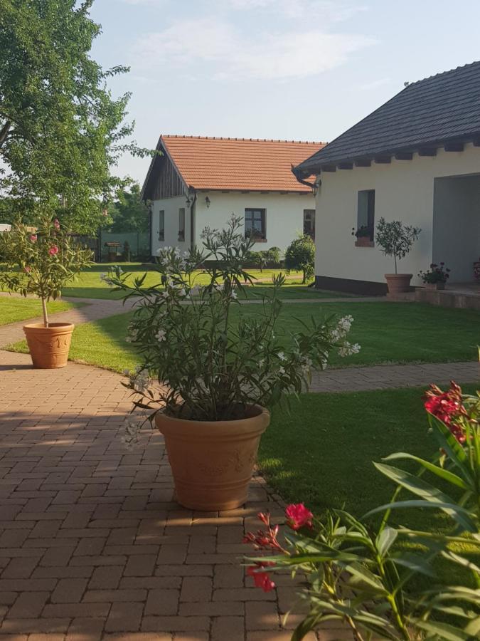 Tóth Vendégház és Apartmanház Újfehértó Exterior foto
