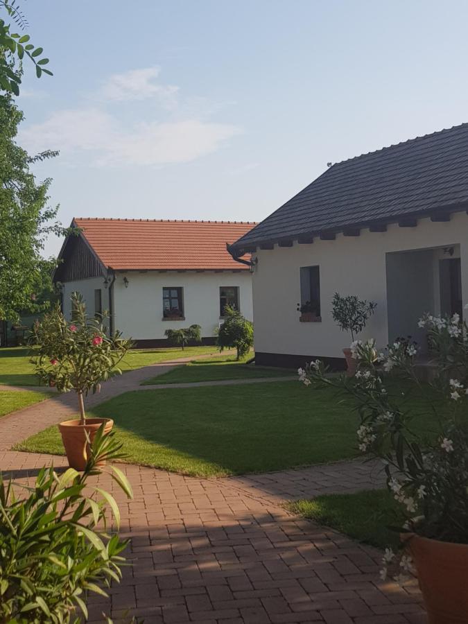 Tóth Vendégház és Apartmanház Újfehértó Exterior foto