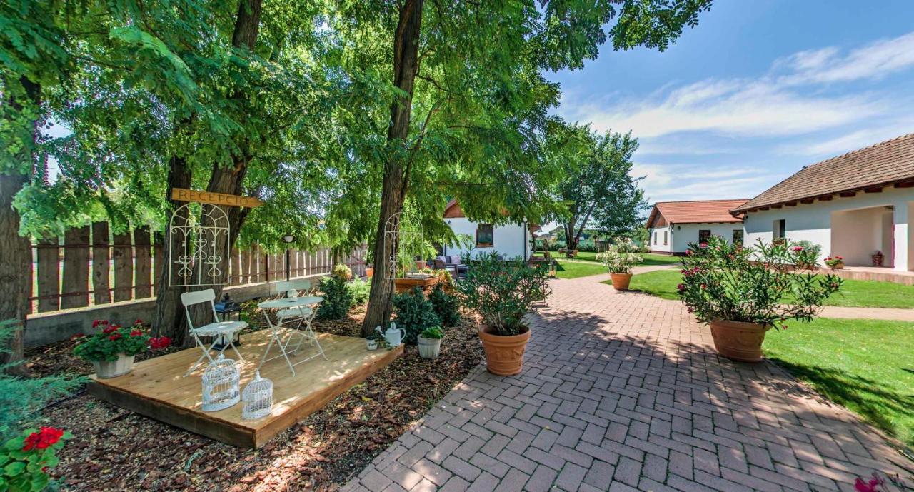 Tóth Vendégház és Apartmanház Újfehértó Exterior foto