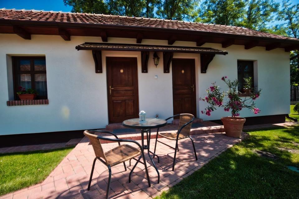 Tóth Vendégház és Apartmanház Újfehértó Exterior foto