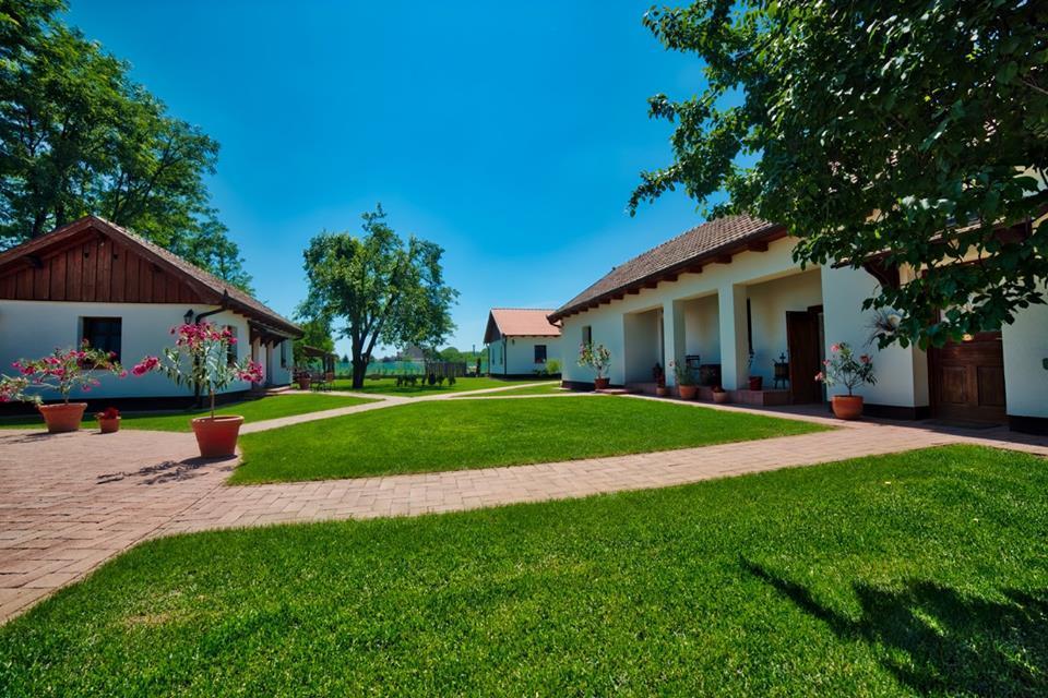 Tóth Vendégház és Apartmanház Újfehértó Exterior foto