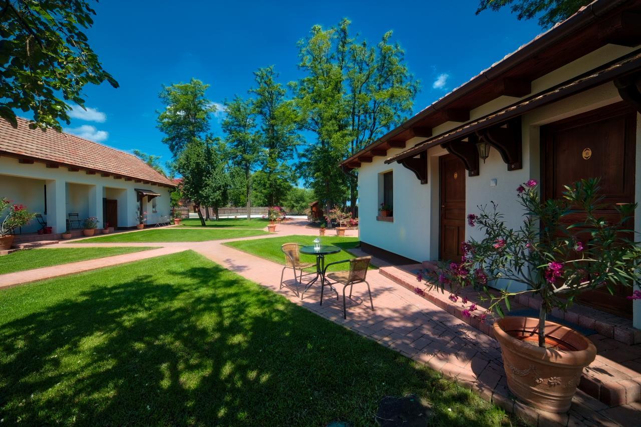 Tóth Vendégház és Apartmanház Újfehértó Exterior foto
