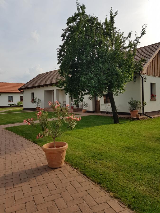 Tóth Vendégház és Apartmanház Újfehértó Exterior foto