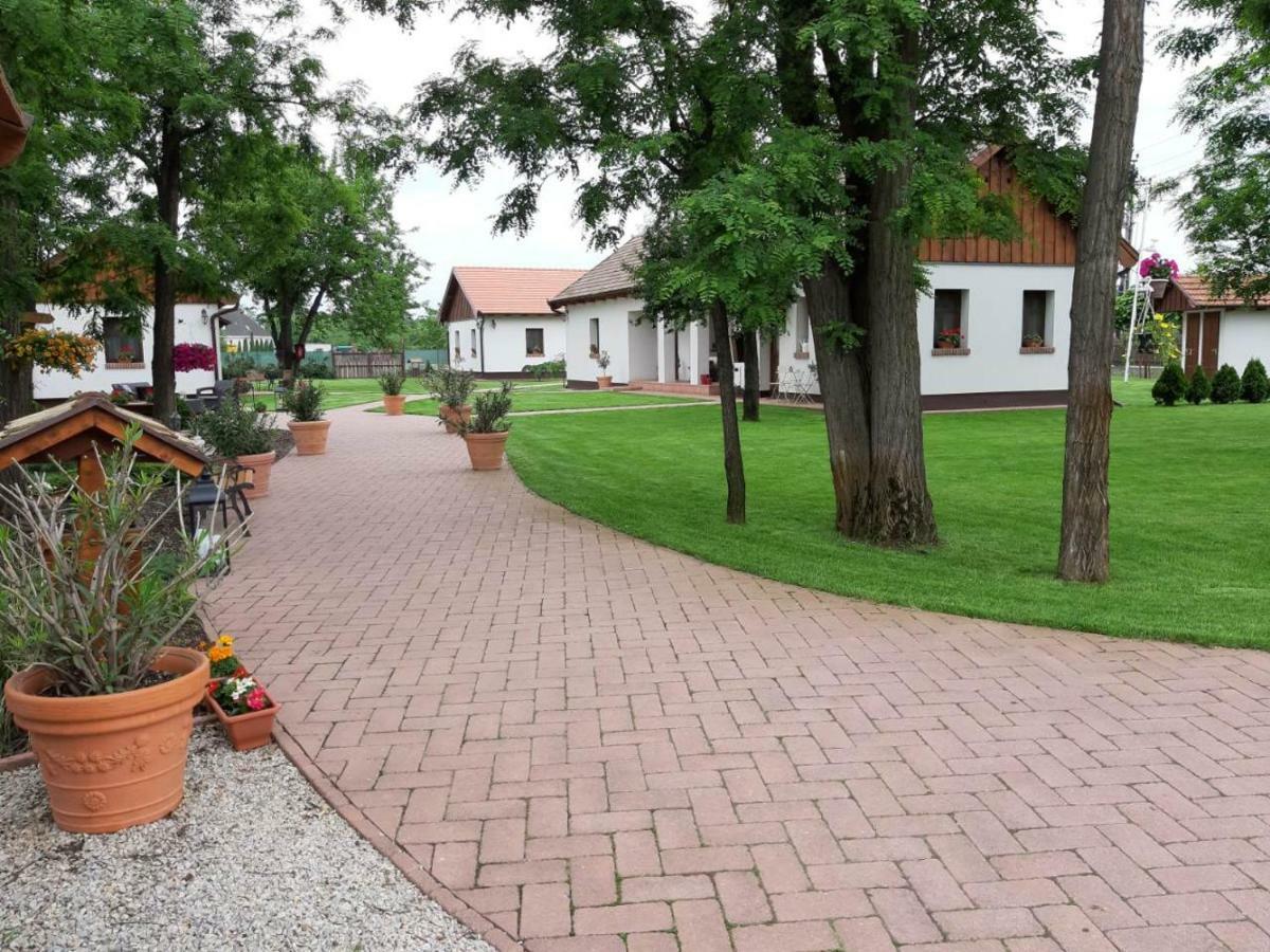 Tóth Vendégház és Apartmanház Újfehértó Exterior foto